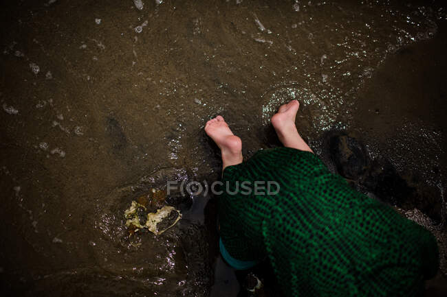 Piedi del ragazzo di sei anni in acqua sulla baia di Coronado — Foto stock