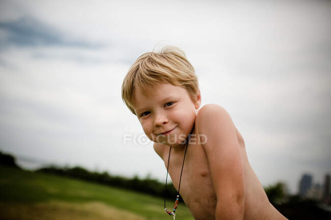 Shirtloser sechsjähriger Junge lächelt für Kamera in Coronado — Stockfoto