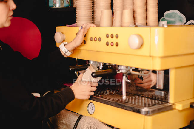 Жіночий бариста готує чай за допомогою кавоварки — стокове фото