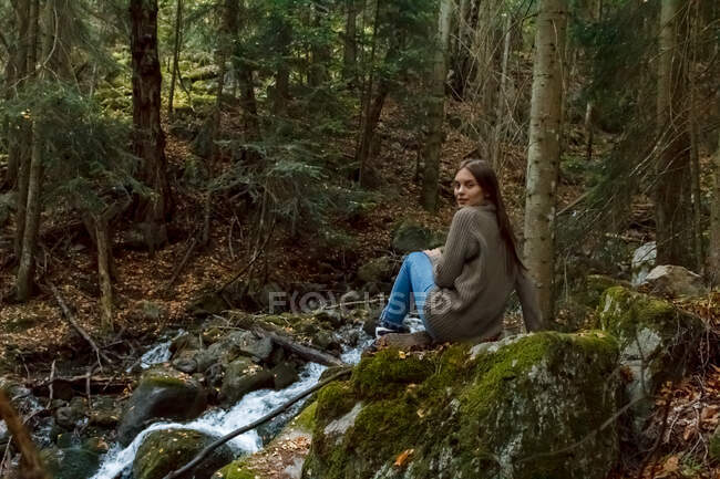 Chica viajero en el fondo de un arroyo de montaña - foto de stock