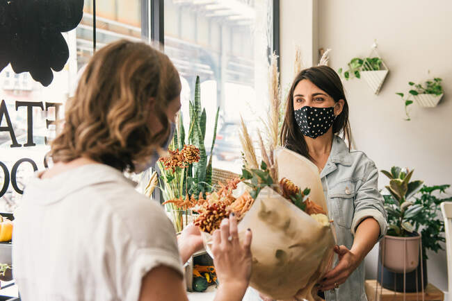 Красиві молоді жінки-флористи в квітковому магазині — стокове фото