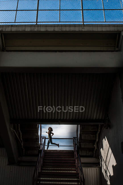 Jeune femme en costume dans les escaliers — Photo de stock