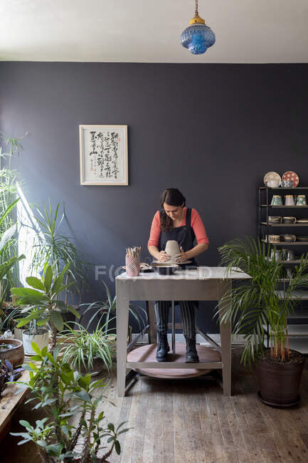 Молода жінка працює на кераміці — стокове фото