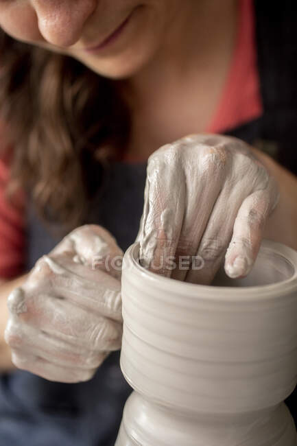 Giovane donna che lavora sulla ceramica — Foto stock