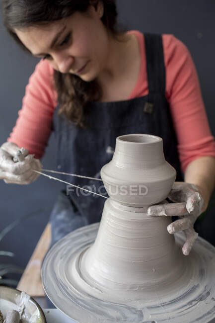 Giovane donna che lavora sulla ceramica — Foto stock