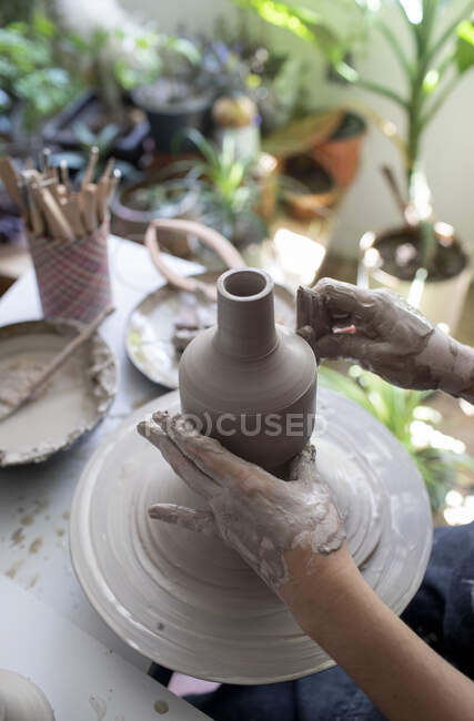 Jovem mulher trabalhando em cerâmica — Fotografia de Stock