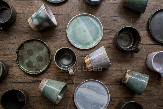 Viejas tazas de papel vintage con agua y café - foto de stock