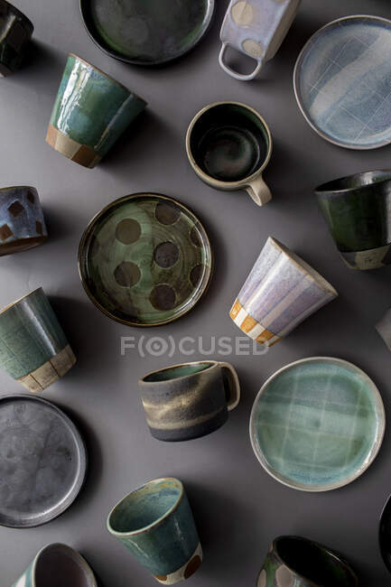 Xícaras de chá e xícara em um fundo branco — Fotografia de Stock