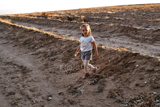 La fille marche dans le champ — Photo de stock