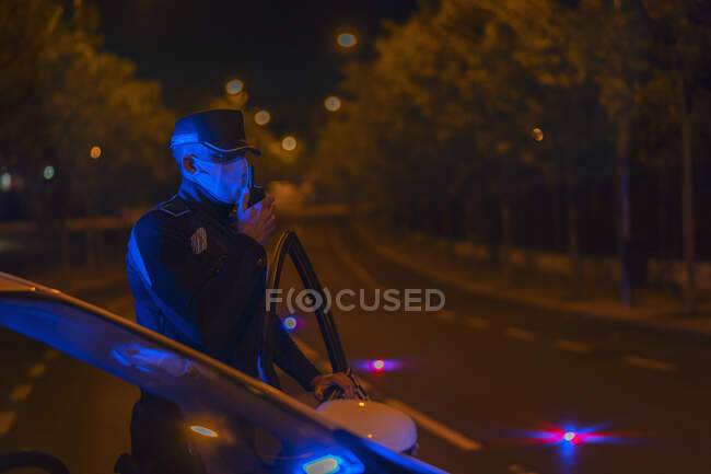 La police effectuant des contrôles pendant le confinement de la ville — Photo de stock