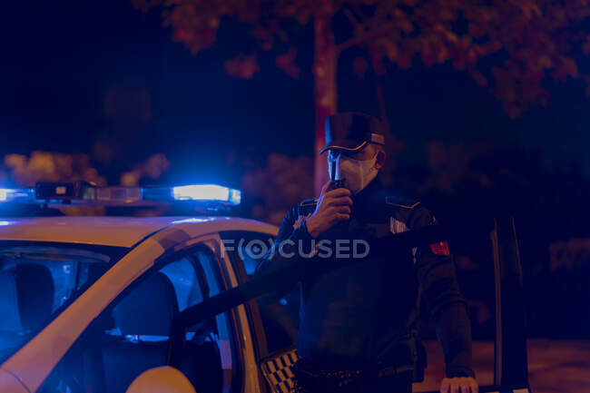 Policía trabajando durante el cierre de la pandemia - foto de stock