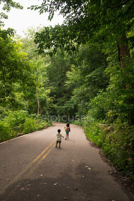 Crianças caminhando na floresta — Fotografia de Stock