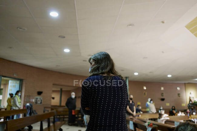 Femme avec un groupe de personnes portant un masque médical à l'intérieur d'une église — Photo de stock