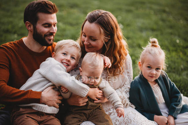 Bella famiglia in un parco sorridente in una giornata d'autunno — Foto stock
