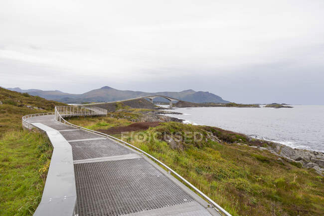 A beautiful view of a highway road with a mountain — Stock Photo