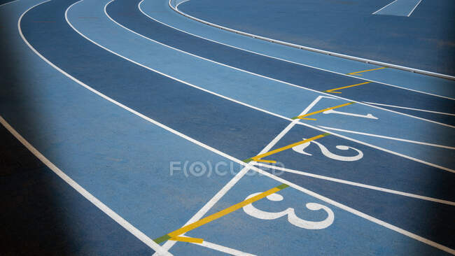 Vista de pista de atletismo, listo para la competencia - foto de stock