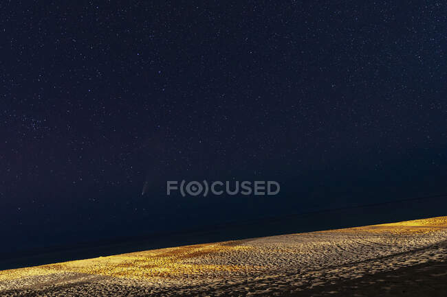 Long exposure of comet Neowise and starry sky on hawaii beach — Stock Photo
