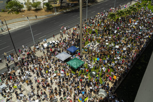 Menschen protestieren vor dem Kapitol des Staates Hawaii für Black Lives Matter — Stockfoto