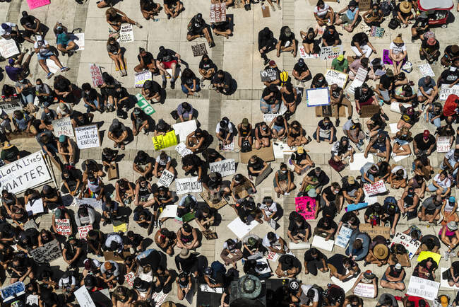Personas sentadas en Black Lives Matter protestan en el Capitolio Estatal de Hawai - foto de stock