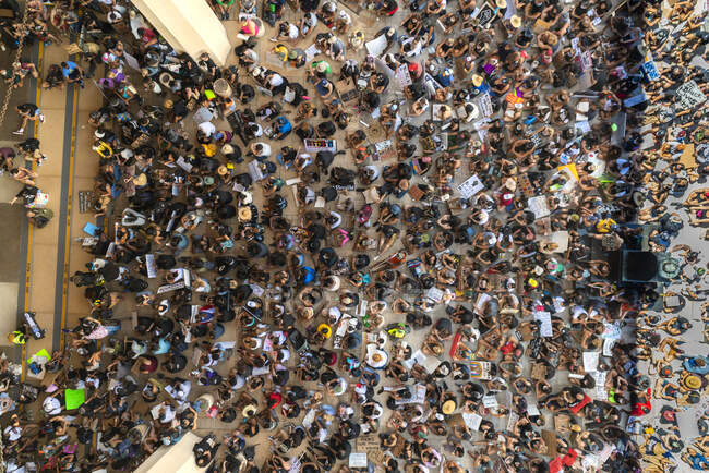 Vista aérea de los manifestantes de Black Lives Matter en el Capitolio Estatal de Hawai - foto de stock