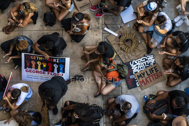 Vista aérea de manifestantes en marcha de Black Lives Matter en Honolulu - foto de stock