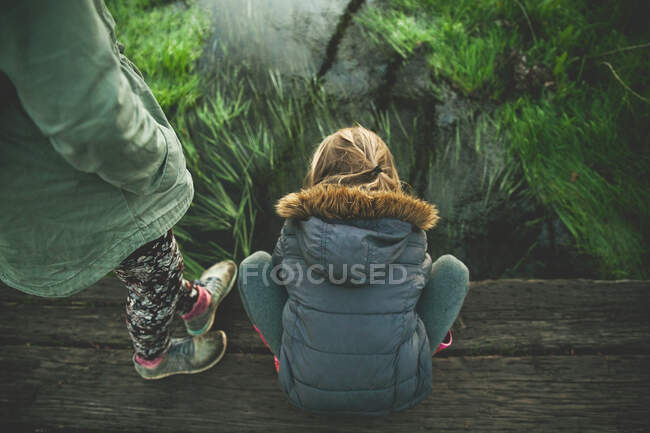 Kinder auf Brücke über Teich — Stockfoto