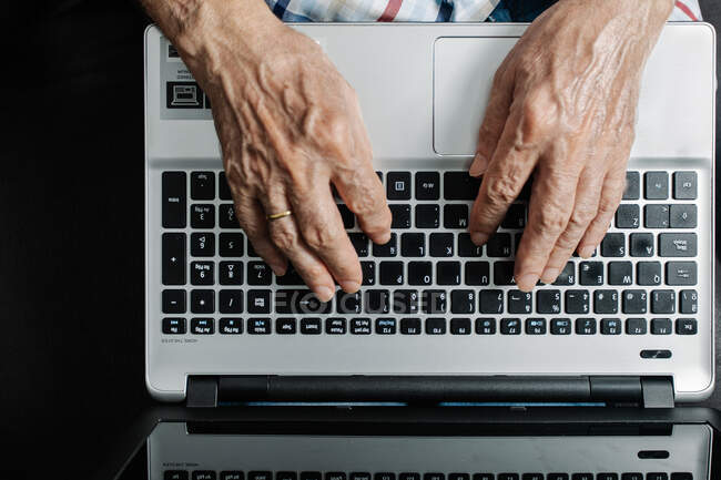 Uomo digitando sulla tastiera del computer. concetto di shopping online — Foto stock