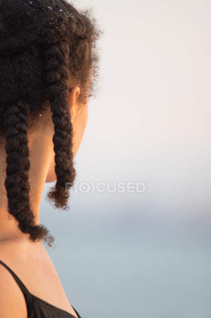 Jeune femme noire avant un lever de soleil — Photo de stock