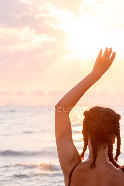 Молода чорна жінка перед світанком — стокове фото