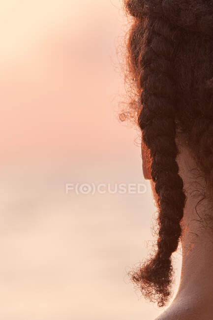 Молодая черная женщина до восхода солнца — стоковое фото