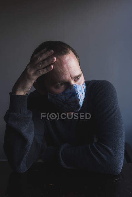 Retrato del hombre blanco preocupado por la pandemia y el uso de la cubierta bucal - foto de stock