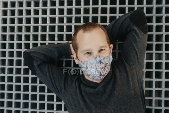 Hombre relajado en la calle con máscara facial - foto de stock