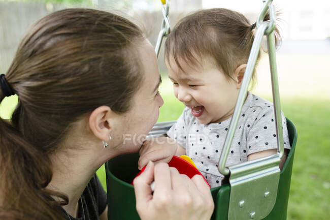 Porträt einer jungen Mutter und eines süßen Mädchens — Stockfoto