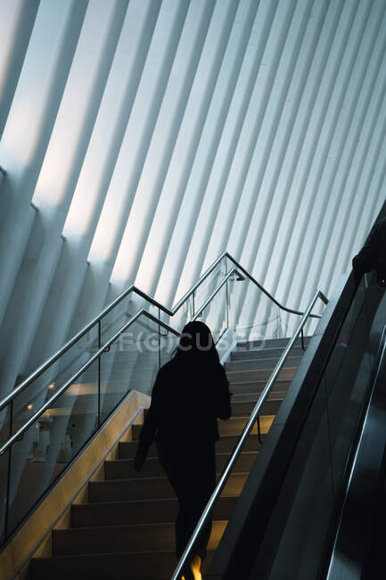 Jovem mulher caminhando em uma paisagem de edifício moderno — Fotografia de Stock