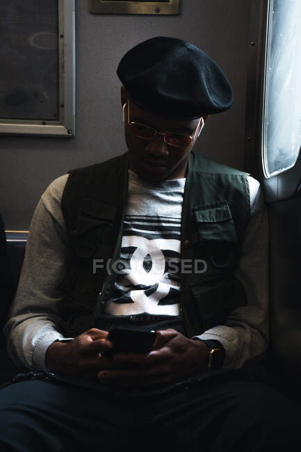 Junger Schwarzer sitzt in der U-Bahn — Stockfoto