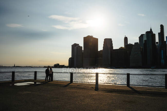 Casal romântico olhando para o pôr do sol em Manhattan — Fotografia de Stock