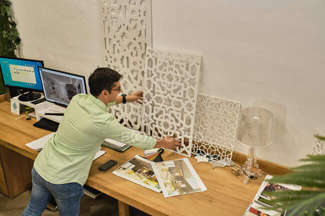 Designer mostra il suo lavoro di progettazione mettendolo sulla sua scrivania — Foto stock