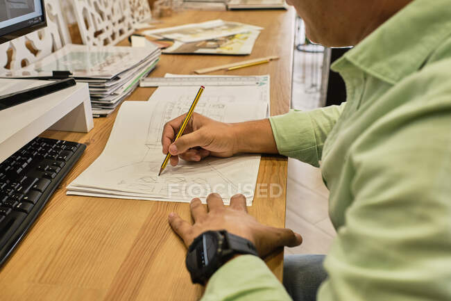 Designer zeichnet seine Projekte — Stockfoto