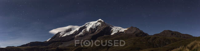 Hermosa montaña con estrellas en la noche - foto de stock