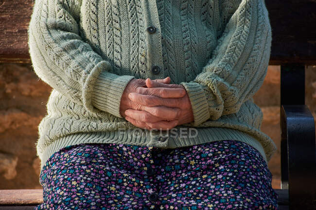 Großaufnahme einer Hand einer älteren Frau. Großmutters Hände — Stockfoto