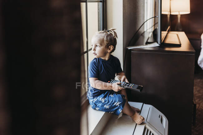 Маленький мальчик с игрушечной машиной — стоковое фото