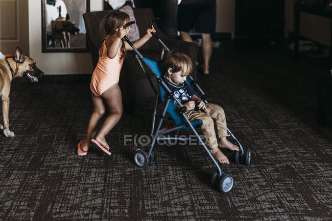 Junge Geschwister spielen im Kinderwagen in Hotelzimmer in Palm Springs — Stockfoto