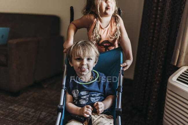 Young siblings making funny faces in hotel room in Palm Springs — Stock Photo