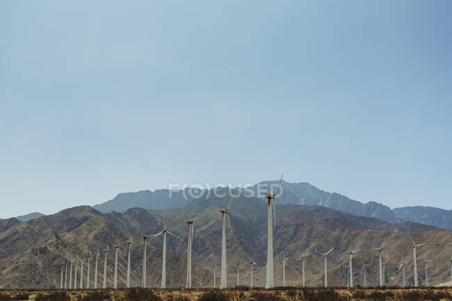 Turbinas eólicas nas montanhas — Fotografia de Stock