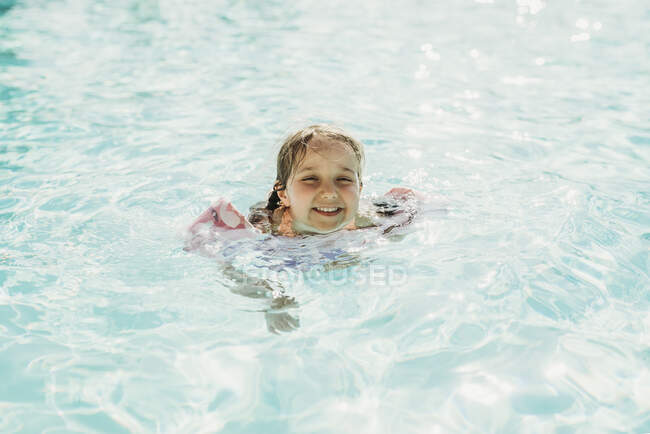 Jovem menina em idade pré-escolar nadando na piscina em férias em Palm Springs — Fotografia de Stock