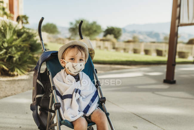 Портрет мальчика в маске на улице в отпуске — стоковое фото