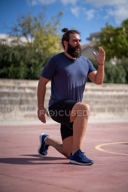 Man training his legs with power lunges in a park outdoors — Stock Photo