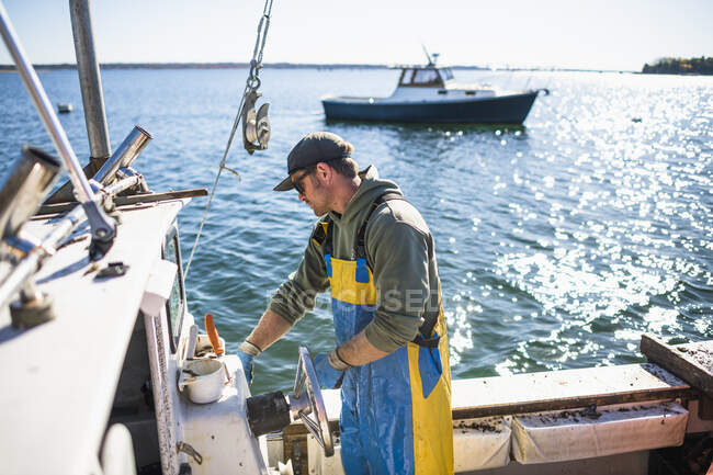 Pêche à la conque en aquaculture tôt le matin sur la baie de Narragansett dans le Rhode Island — Photo de stock