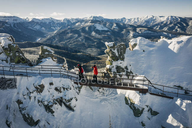 Skiers hiking on top of cliffs — Stock Photo