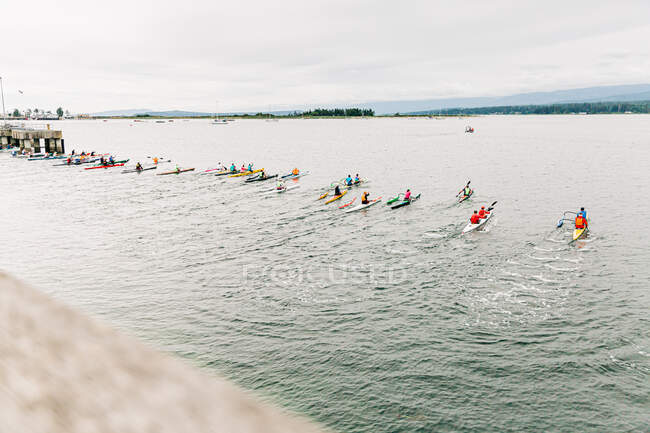 Carrera de kayak colores brillantes en el océano - foto de stock